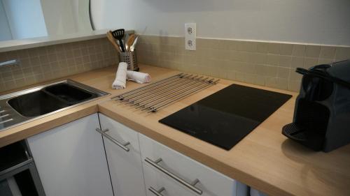 - un comptoir de cuisine avec des ustensiles sur un comptoir dans l'établissement Little Suite - Stella, à Lille