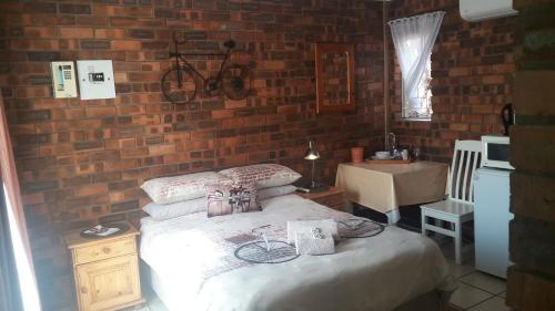 a bedroom with a bed and a brick wall at The Highland Inn in Bethlehem