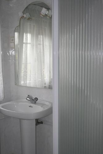 Bilik mandi di Hostal Pereiriña