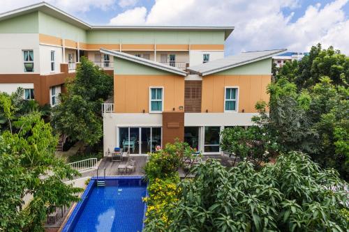 an aerial view of a resort with a swimming pool at U Tiny Boutique Hotel Suvarnabhumi Bangkok - SHA Plus in Lat Krabang