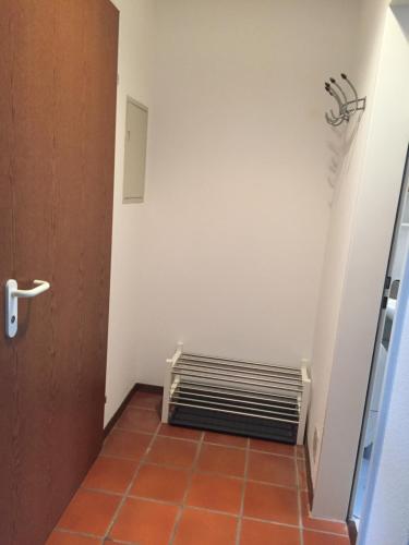 a hallway with a room with a door and a tile floor at Cà Dela in Moghegno
