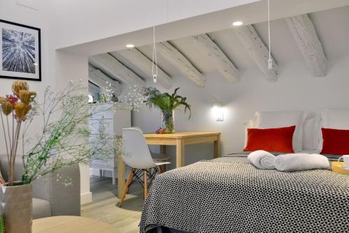 Кровать или кровати в номере nQn Aparts & Suites Madrid