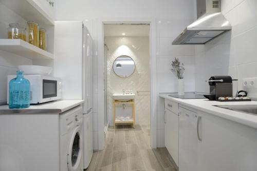 Ett kök eller pentry på nQn Aparts & Suites Madrid