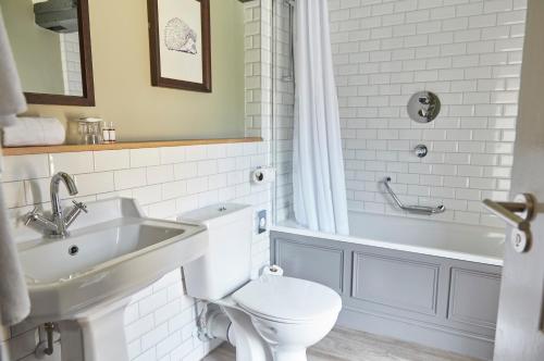 Ett badrum på Swan Hotel by Greene King Inns