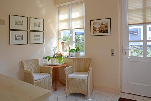 a dining room with a table and chairs and a window at Hotel garni Kaiserstuhl in Ihringen