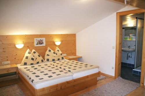 1 dormitorio con 1 cama grande y lavamanos en Edthof, en Lungötz