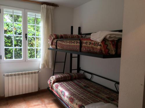 Katil dua tingkat atau katil-katil dua tingkat dalam bilik di Os Arroxos