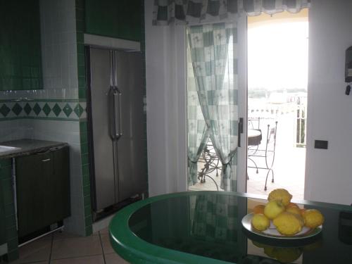 eine Küche mit einer Badewanne und einer Obstschale in der Unterkunft Villa Pilato in Ischia