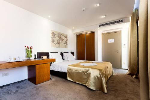 Hotel Marul tesisinde bir odada yatak veya yataklar