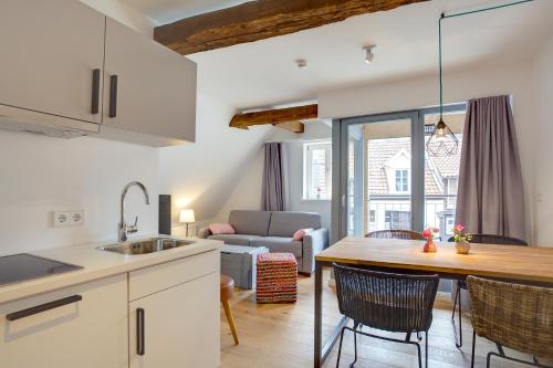 a kitchen and living room with a table and chairs at Wertschätzer I - Karlstr in Detmold