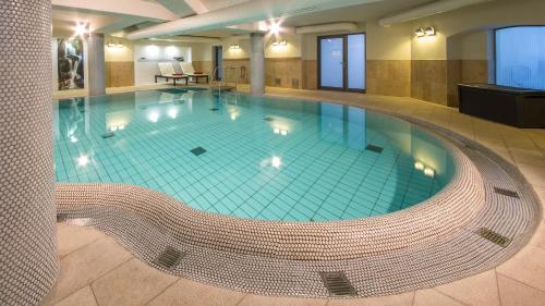 a large swimming pool in a hotel room at Michels Strandhotel Germania in Norderney