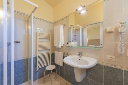 łazienka z umywalką i prysznicem w obiekcie Hotel Saturno Fonte Pura w mieście Saturnia