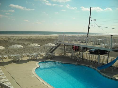 un complejo con piscina y playa en Astronaut Motel en Wildwood Crest