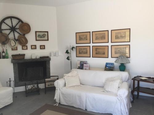 un soggiorno con divano bianco e camino di Chalet Serra Pizzuta a Nicolosi