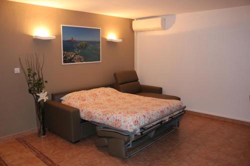 a hospital room with a bed and a chair at Coeur de Fréjus, L'AMPHITHÉÂTRE, appartement 3 pièces climatisé, terrasse, barbecue, piscine & parking in Fréjus