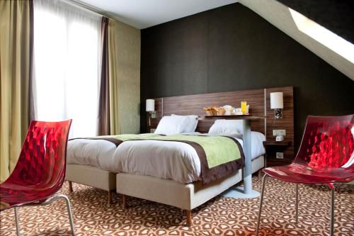 パリにあるベーカリーのベッドルーム1室(ベッド1台、赤い椅子2脚付)