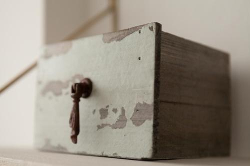 a metal box with a rusty key on it at Cà Bèla - Lambrate Flat 2 in Milan