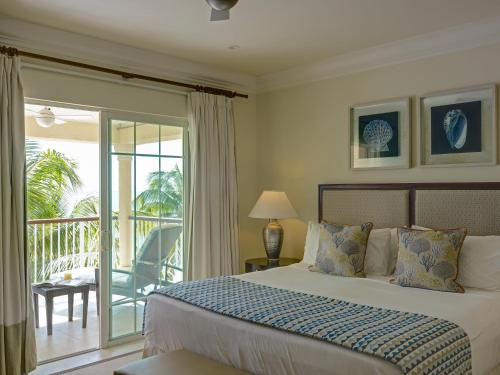 Un pat sau paturi într-o cameră la The Landings Resort and Spa - All Suites