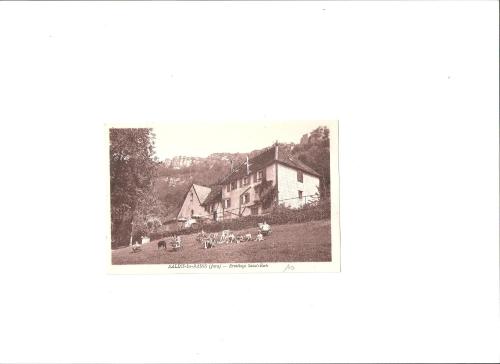 une photo en noir et blanc d'une maison dans l'établissement L'Ermitage St. Roch, à Salins-les-Bains