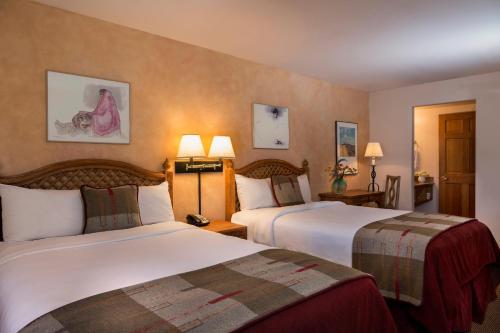 a hotel room with two beds and two lamps at Hotel Santa Fe in Santa Fe