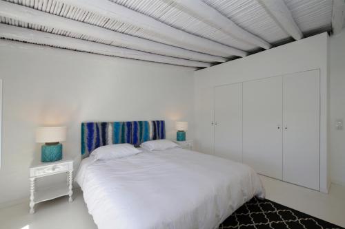 a white bedroom with a bed and a white ceiling at Casa Ana in Tavira