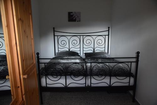 una cama negra con almohadas en una habitación en Ferienwohnung Inzlingen, en Inzlingen