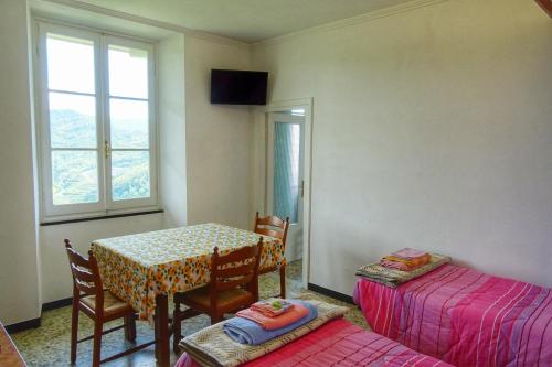 a dining room with a table and chairs and a window at Bed and Breakfast Le Quattro Stagioni in Neirone