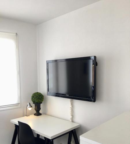 un téléviseur à écran plat accroché au mur dans l'établissement Nice Promenade 1, à Nice