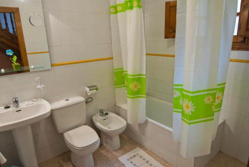 a bathroom with a toilet and a sink at Viviendas Rurales Traldega in Turieno