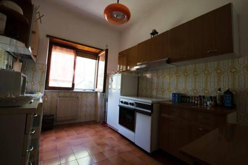 uma cozinha com um fogão e um frigorífico branco em Casale Bambù - Hidden Countryhouse em Rocca Massima