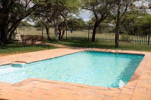 - une piscine dans une cour avec une clôture dans l'établissement Dronfield Reserve, à Kimberley