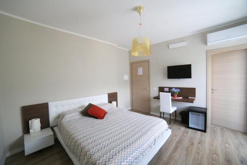 um quarto com uma cama com uma almofada vermelha em Sorrento Coast Suites B&B em Sorrento