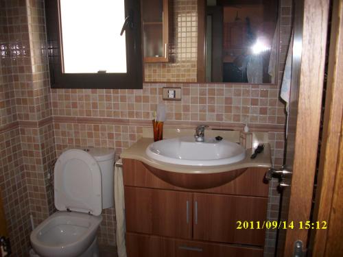オリフエラ・コスタにあるApartamento Tramontanaのバスルーム(トイレ、洗面台付)