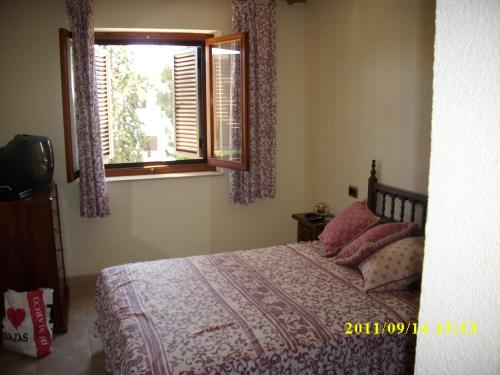 オリフエラ・コスタにあるApartamento Tramontanaのベッドルーム(ベッド1台、窓付)