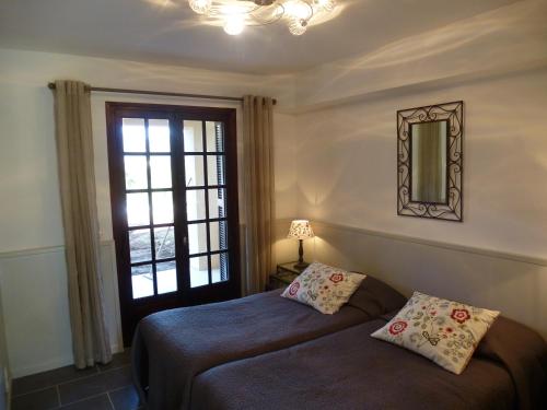 een slaapkamer met twee bedden en een spiegel aan de muur bij I Mucchi in Galeria