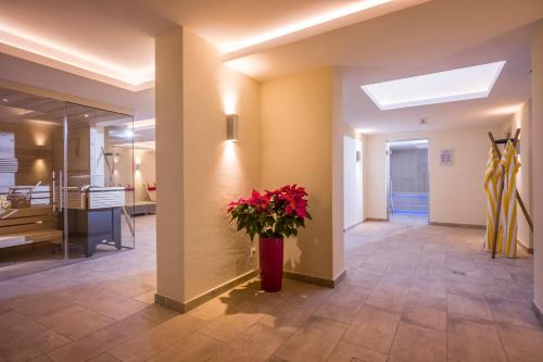 a hallway with a vase with red flowers in it at Skirast - Kirchberg in Kirchberg in Tirol