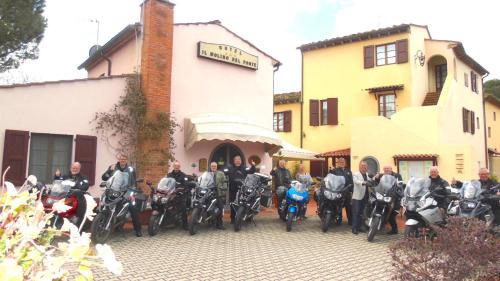 a group of people on motorcycles parked in front of a building at Motorrad-Hotel Toskana con piscina e giardino nel Chianti in Montespertoli