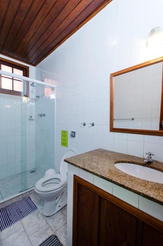 a bathroom with a toilet and a sink and a shower at Pousada Missanga in Paraty