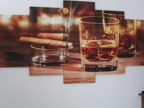 ein Glas Cognac, eine Zigarre und ein Glas Whiskey. in der Unterkunft Boardinghouse Wittenberg in Lutherstadt Wittenberg