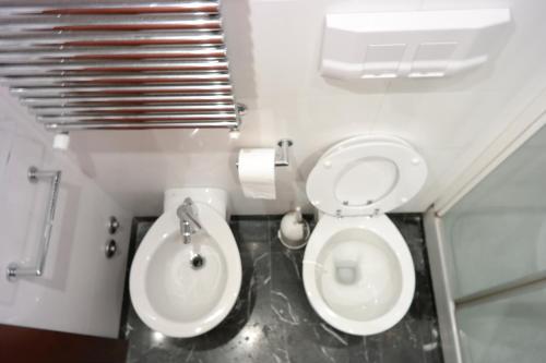 ローマにあるハッピー ローマの小さなバスルーム(トイレ、シンク付)