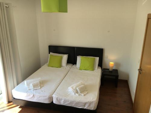 フゼタにあるFuseta Ria Villaのベッドルーム1室(緑の枕が付くベッド1台付)