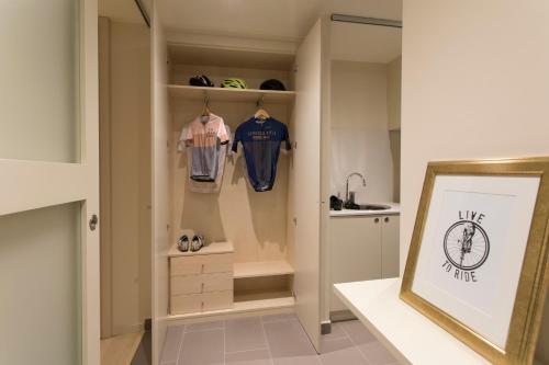 um closet com camisas e um espelho em Bravissimo Cort Reial-1A em Girona