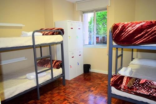 Двуетажно легло или двуетажни легла в стая в Albergue Mirás