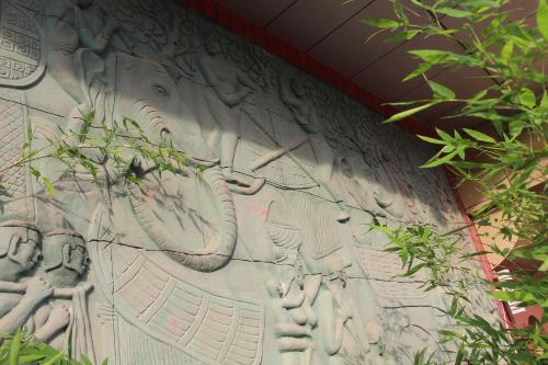 a stone wall with an elephant painted on it at PAMA Hotel in Kampong Chhnang
