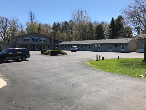 un estacionamiento frente a un edificio en Marinette Inn, en Marinette