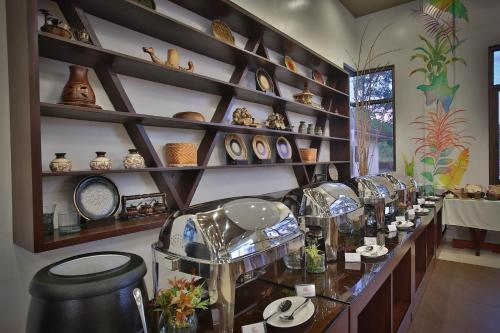 una stanza con scaffali pieni di vasi e ciotole di Coron Soleil Garden Resort a Coron