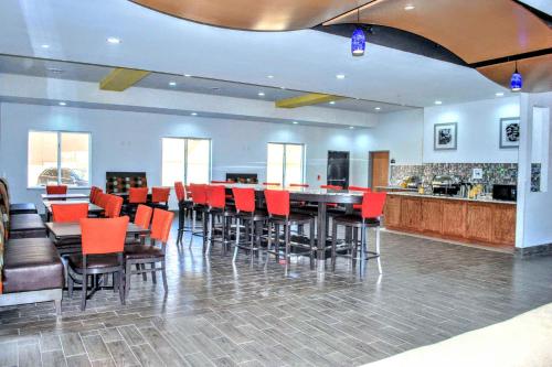 Reštaurácia alebo iné gastronomické zariadenie v ubytovaní Days Inn & Suites by Wyndham Lubbock Medical Center