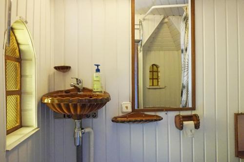a bathroom with a sink and a mirror at Apartament Erfolg 6 in Daugavpils