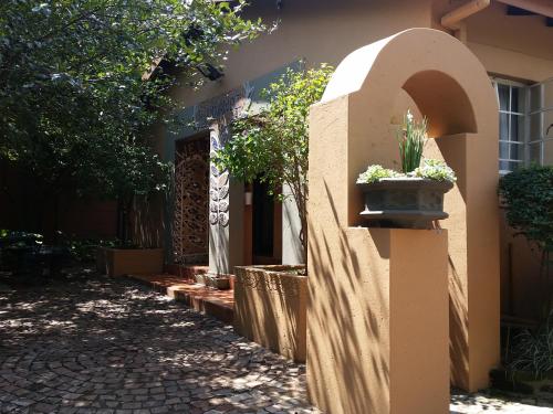 エルメロにあるIzimbali Lodge and Restaurantの鉢植えの壁