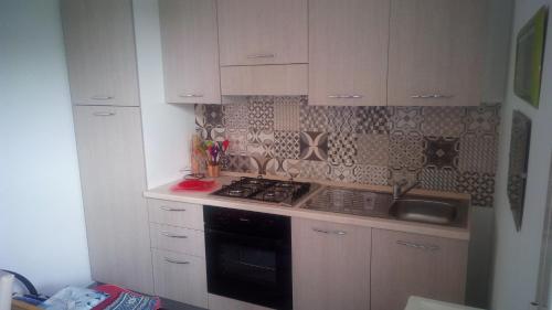 Kitchen o kitchenette sa Villetta Mare Romanica